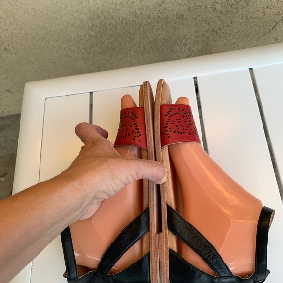 Gee WaWa black and perforated red leather sandals size 7 - Picture 7 of 12